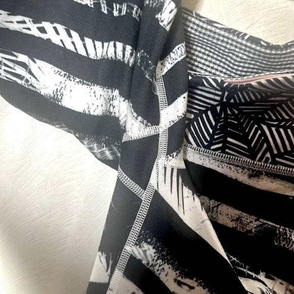 LULULEMON Wunder Under cropped black and white leggings size 6 - Picture 11 of 13